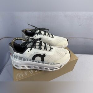 On Cloudmonster Women’s Size 8.5 (EU 40)
Color: Undyed White / Black 61.98285